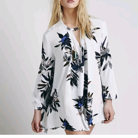 Free People Tops - Free People Boho Floral White Tunic Top Blouse Keyhole Front Pockets Size Medium